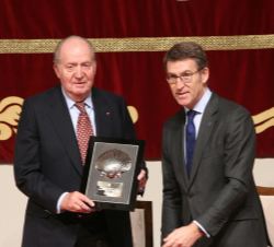 Don Juan Carlos recibe, de manos del presidente de la Xunta de Galicia, la Concha, símbolo del Peregrino, de las credenciales como embajador de Honor 