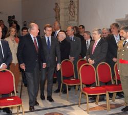 Su Majestad el Rey Don Juan Carlos accede a la Capilla Real para ocupar su posición de honor en el escenario