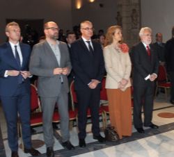 Su Alteza Real la Infanta Doña Elena en la primera fila de la Capilla Real, junto a las autoridades asistentes