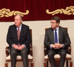 Su Majestad el Rey Don Juan Carlos junto al presidente de la Xunta de Galicia, Alberto Núñez Feijóo, en el lugar de honor del escenario