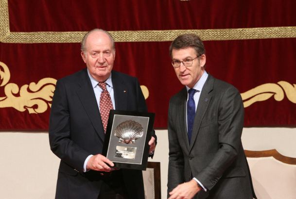 Don Juan Carlos recibe, de manos del presidente de la Xunta de Galicia, la Concha, símbolo del Peregrino, de las credenciales como embajador de Honor 