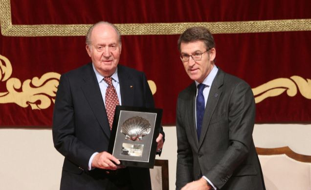 Don Juan Carlos recibe, de manos del presidente de la Xunta de Galicia, la Concha, símbolo del Peregrino, de las credenciales como embajador de Honor 
