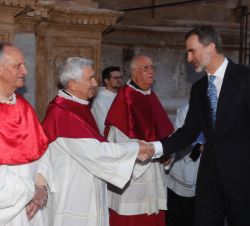 Su Majestad el Rey a su llegada recibe el saludo de los miembros del cabildo catedralicio y acólitos, antes de acceder a la Catedral de Mallorca, en P