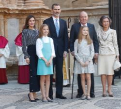 Sus Majestades los Reyes, acompañados de sus hijas, Su Alteza Real la Princesa de Asturias y Su Alteza Real la Infanta Doña Sofía, así como por Sus Ma