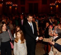 Los Reyes, sus hijas y los Reyes Don Juan Carlos y Doña Sofía, saluda a los asistentes a la Misa del Domingo de Resurrección en la Catedral de Mallorc