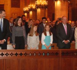 Sus Majestades los Reyes, con sus hijas, Su Alteza Real la Princesa de Asturias y Su Alteza Real la Infanta Doña Sofía, y Sus Majestades los Reyes Don