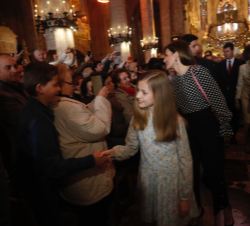 Los Reyes, sus hijas y los Reyes Don Juan Carlos y Doña Sofía saludan al público asistente a la Misa a su salida de la Catedral de Mallorca
