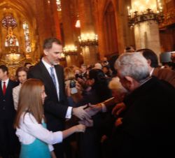 Los Reyes, sus hijas y los Reyes Don Juan Carlos y Doña Sofía saludan al público asistente a la Misa a su salida de la Catedral de Mallorca