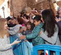 Su Majestad el Rey y la Princesa de Asturias saludan al público que se congregaba a su salida de la Catedral de Mallorca