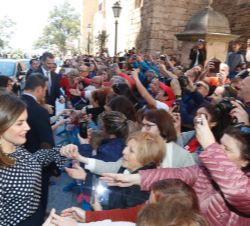Los Reyes, sus hijas saludan al público congregado en el exterior de la Catedral de Mallorca, en Palma, al finalizar la Misa