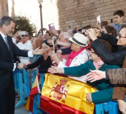 Su Majestad el Rey saluda al público congregado en el exterior de la Catedral de Mallorca, en Palma, al finalizar la Misa