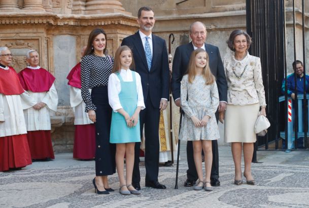 Sus Majestades los Reyes, acompañados de sus hijas, Su Alteza Real la Princesa de Asturias y Su Alteza Real la Infanta Doña Sofía, así como por Sus Ma