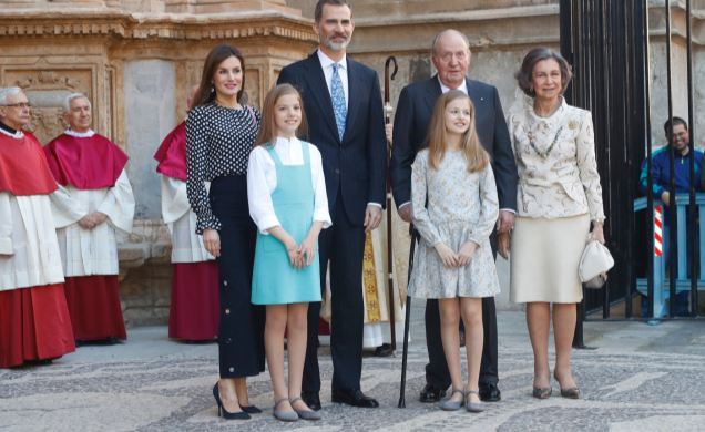 Sus Majestades los Reyes, acompañados de sus hijas, Su Alteza Real la Princesa de Asturias y Su Alteza Real la Infanta Doña Sofía, así como por Sus Ma