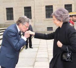 Su Majestad la Reina Doña Sofía recibe el saludo del presidente del Consejo de Administración del Patrimonio Nacional, Alfredo Pérez de Armiñán, a su 