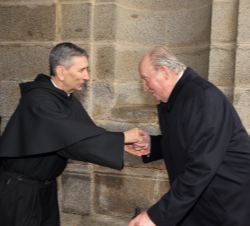 Su Majestad el Rey Don Juan Carlos recibe el saludo del padre prior, a su llegada a la Basílica del Real Monasterio de San Lorenzo de El Escorial 