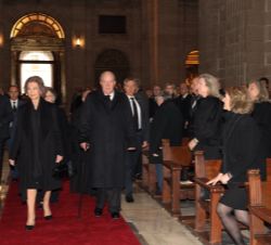 Sus Majestades los Reyes Don Juan Carlos y Doña Sofía a su llegada a la Basílica del Real Monasterio de San Lorenzo de El Escorial 