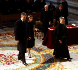 Sus Majestades los Reyes en presencia de Don Juan Carlos y Doña Sofía a su llegada a la Basílica del Real Monasterio de San Lorenzo de El Escorial