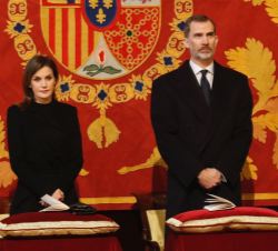 Sus Majestades los Reyes durante la celebración de la misa conmemorativa del XXV aniversario del fallecimiento del Conde de Barcelona