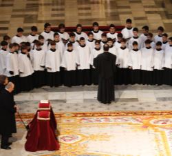 Sus Majestades los Reyes Don Juan Carlos y Doña Sofía junto al Coro, durante la misa