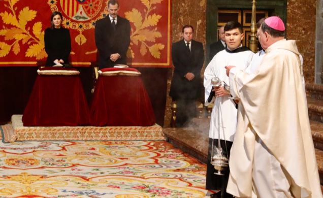 Sus Majestades los Reyes durante la celebración de la misa conmemorativa del XXV aniversario del fallecimiento del Conde de Barcelona