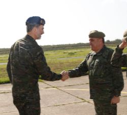Su Majesyad el Rey a su llegada a la Base es saludado por el jefe de Estado Mayor del Ejército de Tierra, general de Ejército Francisco Javier Varela