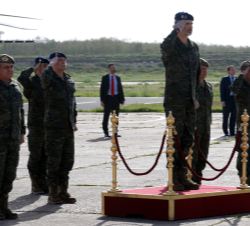 Su Majestad el Rey a su llegada a la Base recibe hones militares