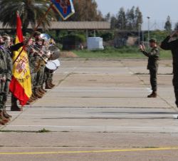 Su Majestad el Rey pasa revista a la fuerza a su llegada a la Base Militar de "El Copero"
