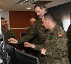 Su Majestad el Rey durante su recorrido por las instalaciones del Regimiento de Guerra Electrónica nº 32
