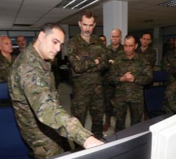 Su Majestad el Rey durante su recorrido por las instalaciones del Regimiento de Guerra Electrónica nº 32