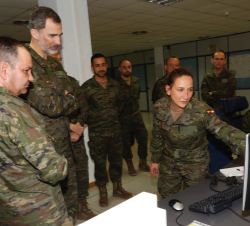 Su Majestad el Rey durante su recorrido por las instalaciones del Regimiento de Guerra Electrónica nº 32