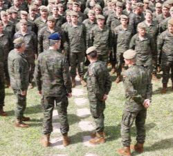 Su Majestad el Rey conversa con militares del Regimiento de Guerra Electrónica nº 32