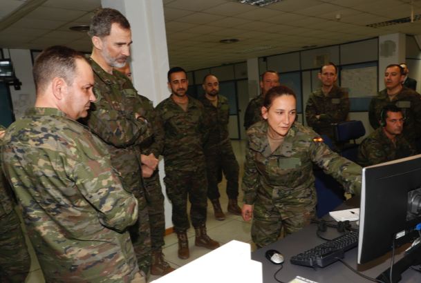Su Majestad el Rey durante su recorrido por las instalaciones del Regimiento de Guerra Electrónica nº 32