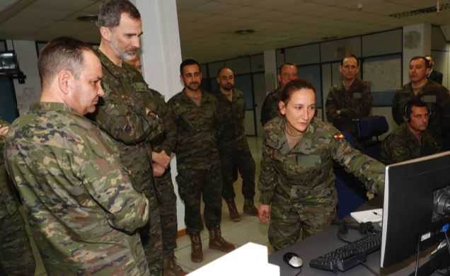 Su Majestad el Rey durante su recorrido por las instalaciones del Regimiento de Guerra Electrónica nº 32