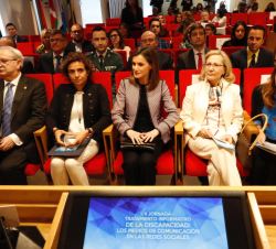 Su Majestad la Reina en el salón de actos, en la primera fila de asientos