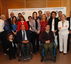Su Majestad la Reina en una fotografía de grupo con los ponentes e impulsores del informe “Tratamiento informativo de la discapacidad: los medio