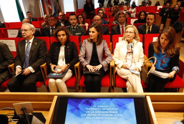 Su Majestad la Reina en el salón de actos, en la primera fila de asientos