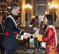 Su Majestad el Rey recibe la Carta Credencial de manos de la embajadora del Reino de Bhutan, Pema Choden