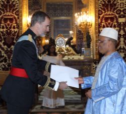 Su Majestad el Rey recibe la Carta Credencial de manos del embajador de la República de Guinea, Paul Goa Zoumanigui