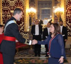 Su Majestad el Rey recibe la Carta Credencial de manos de la embajadora del Reino Hachemita de Jordania, Areej Mahmoud Saleh Awamdeh