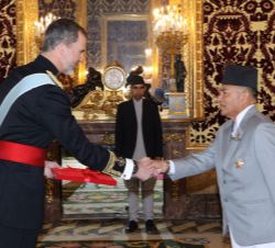 Su Majestad el Rey recibe la Carta Credencial de manos del embajador de la República de Nepal, Bharat Bahadur Rayamajhi