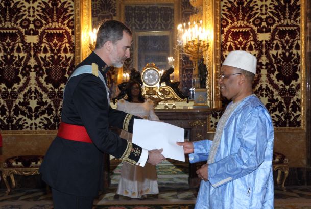 Su Majestad el Rey recibe la Carta Credencial de manos del embajador de la República de Guinea, Paul Goa Zoumanigui