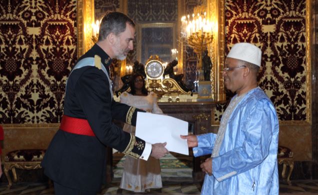 Su Majestad el Rey recibe la Carta Credencial de manos del embajador de la República de Guinea, Paul Goa Zoumanigui