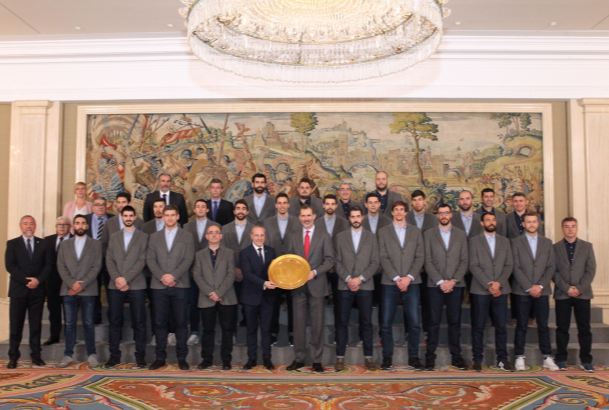 Su Majestad el Rey junto a los miembros de la Selección Nacional de Balonmano con el trofeo como Campeona de Europa 2018