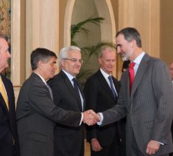 Su Majestad el Rey durante los saludos a la delegación del Congreso de los Estados Unidos de América