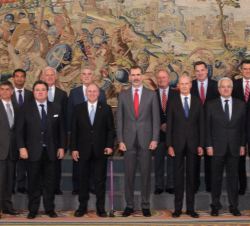 Su Majestad el Rey junto a los miembros de la delegación del Congreso de los Estados Unidos de América asistentes a la audiencia