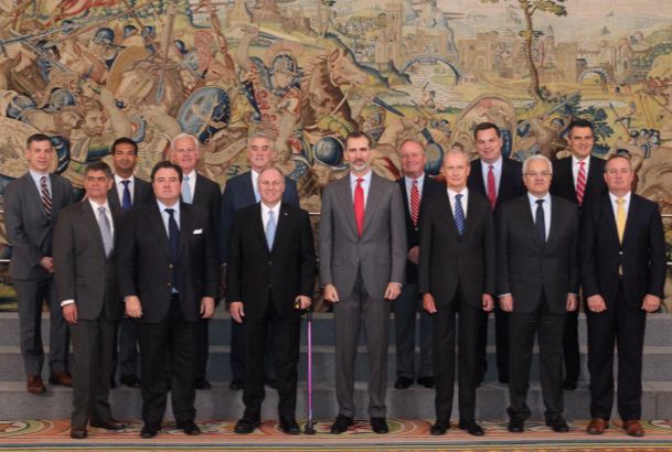 Su Majestad el Rey junto a los miembros de la delegación del Congreso de los Estados Unidos de América asistentes a la audiencia