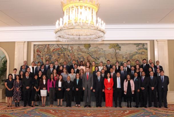 Su Majestad el Rey junto a los líderes iberoamericanos participantes en la primera Escuela Iberoamericana de Liderezgo