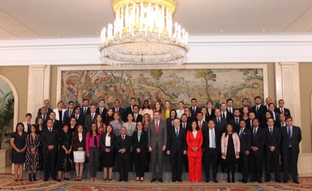 Su Majestad el Rey junto a los líderes iberoamericanos participantes en la primera Escuela Iberoamericana de Liderezgo