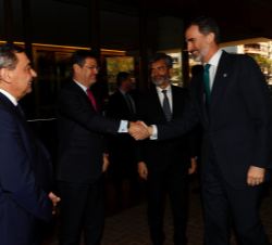 Su Majestad el Rey recibe el saludo del ministro de Justicia, Rafael Catalá