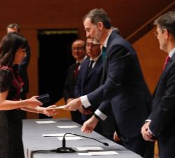 Su Majestad el Rey hace entrega del Despacho y de la Cruz de San Raimundo de Peñafort a doña Marta Nadal, número uno de la promoción